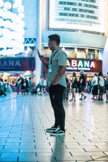 身穿黑白条纹短袖衬衫的男子站立 身穿黑白条纹短袖衬衫的男子站立