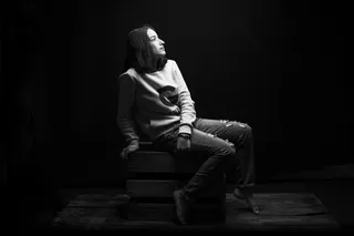 女人坐在木箱上的灰度照片