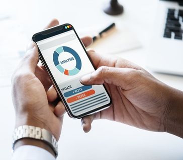 手持黑色智能手机的人