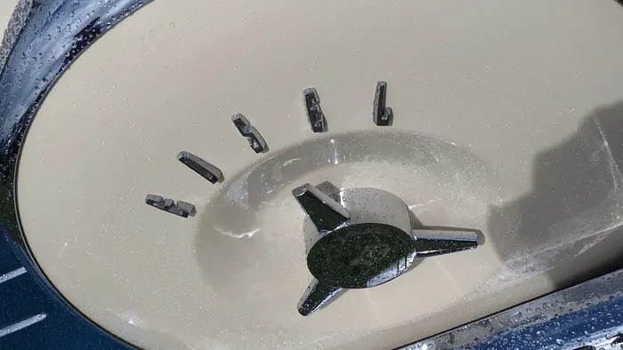 水槽，水槽水龙头，汽车，烟灰缸，碗，排水管，电器，烤箱