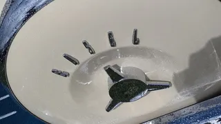 水槽，水槽水龙头，汽车，烟灰缸，碗，排水管，电器，烤箱