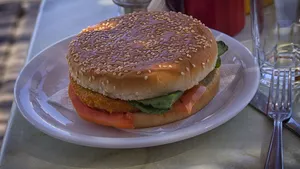 汉堡包，食物，面包，早餐，餐厅，餐厅桌子，食物和饮料，桌子