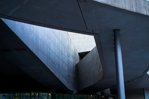 混凝土建筑的低角度摄影 混凝土建筑的低角度摄影