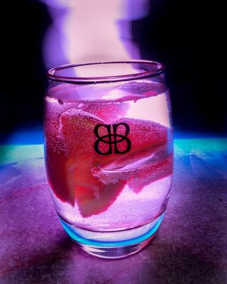 透明玻璃，内有草莓