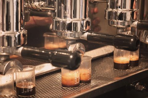 制作中的浓缩咖啡