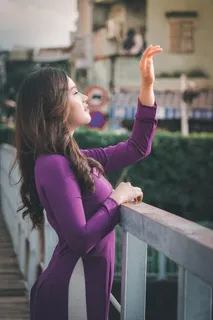 站在栏杆附近的女人