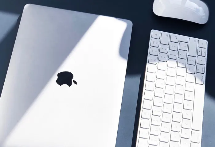 MacBook 白色、Apple 无线键盘和魔术鼠标的平躺摄影