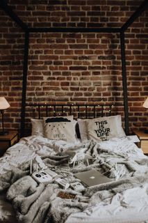 无人机、笔记本电脑和配件躺在床上准备旅行