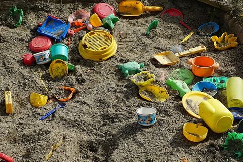 各种颜色的塑料玩具，沙子，盒子，游戏，玩具，开始，开始，建造