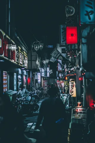 站在建筑物之间的人