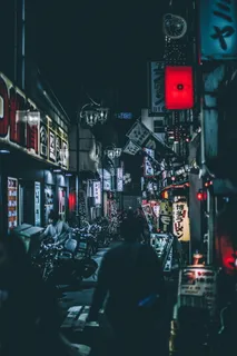 站在建筑物之间的人 站在建筑物之间的人