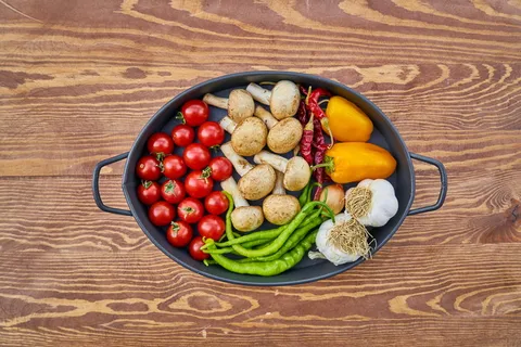 flatlay 摄影, 蔬菜, 蘑菇, 番茄, 盘子, 锅, 红色, 素食主义者 flatlay 摄影, 蔬菜, 蘑菇, 番茄, 盘子, 锅, 红色, 素食主义者