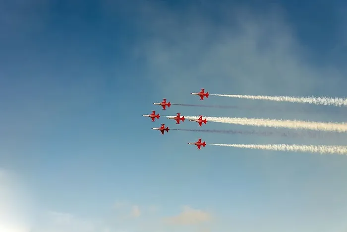 红色飞机表演空中表演