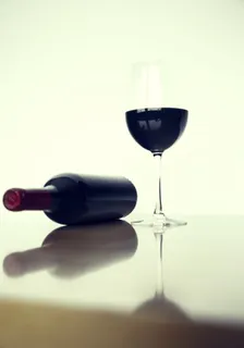 红酒、葡萄酒、玻璃杯、瓶子、饮料、饮料、冷饮、餐桌 红酒、葡萄酒、玻璃杯、瓶子、饮料、饮料、冷饮、餐桌