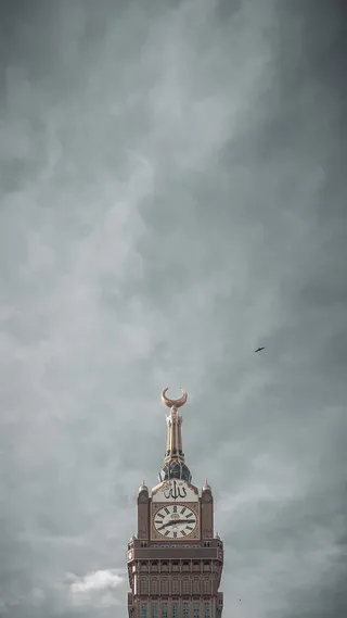 塔钟低角度摄影