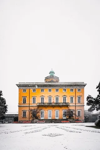 覆盖着雪的黄色混凝土建筑