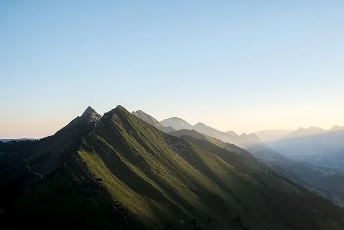 自然，山脉，峰顶，山峰，郁郁葱葱，植被，天空，云朵