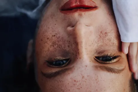 女子面部特写照片