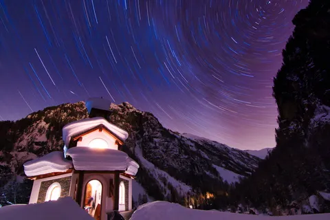 夜间白色和棕色混凝土结构的延时摄影 夜间白色和棕色混凝土结构的延时摄影