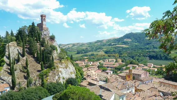 在意大利,景观、托瑞、树木、植物、建筑、建筑结构、建筑外观 在意大利,景观、托瑞、树木、植物、建筑、建筑结构、建筑外观