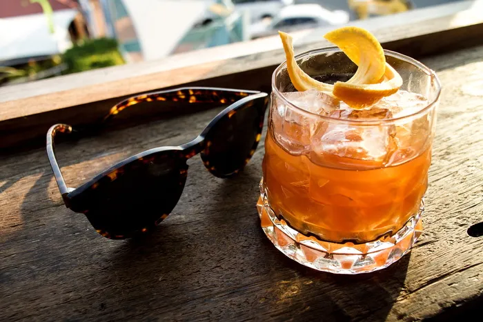 饮料，太阳镜，造型，鸡尾酒，食品，美食家，酒精，饮料