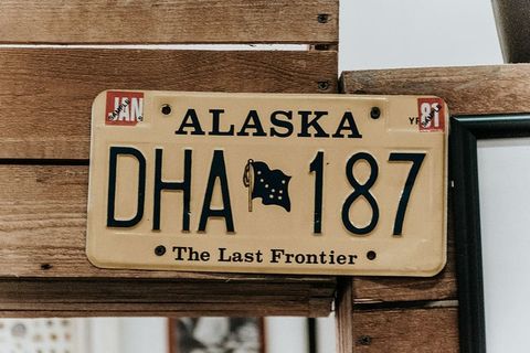 白色车牌、文字、通讯、标志、西文字体、警告标志、大写字母、特写