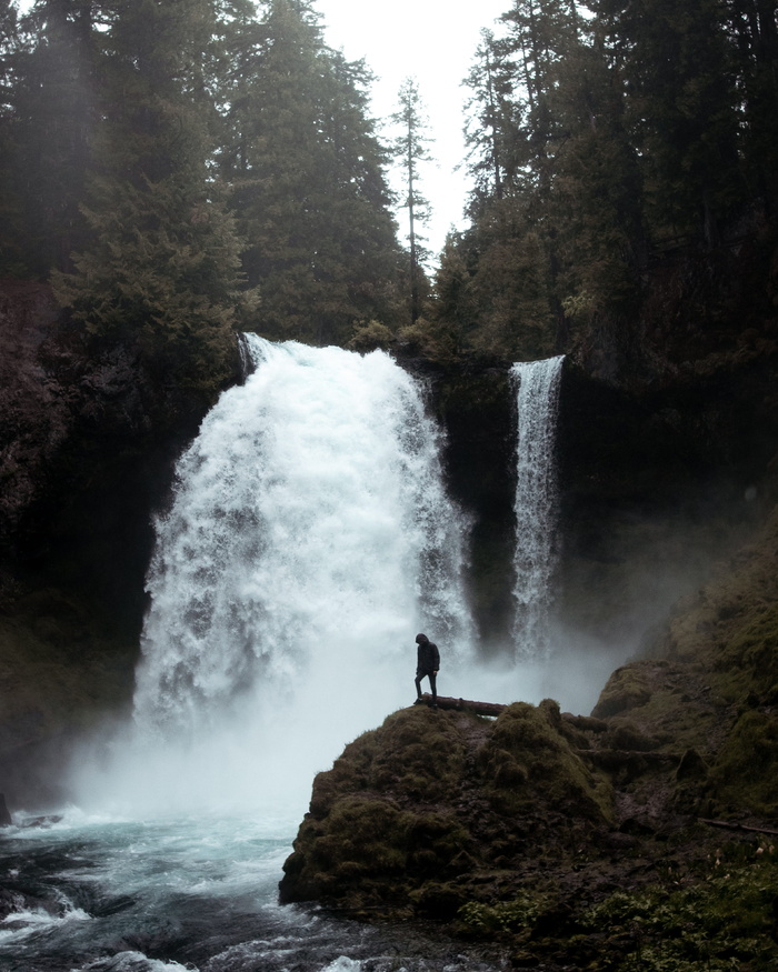 坐在棕色岩层上的男子
