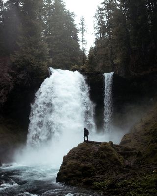 坐在棕色岩层上的男子