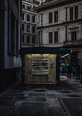 在建筑物附近行走的人的微光摄影