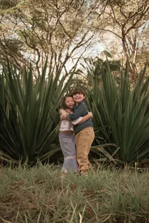 男孩和女孩在户外拥抱