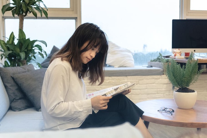 人，女人，女孩，植物，女士，客厅，枕头，阅读