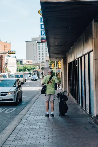 站在白色车辆附近的人