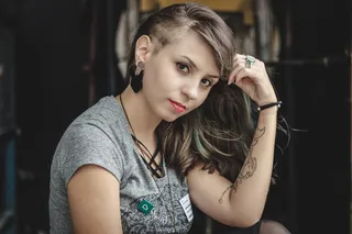 身穿灰色圆领T恤的女士摆姿势