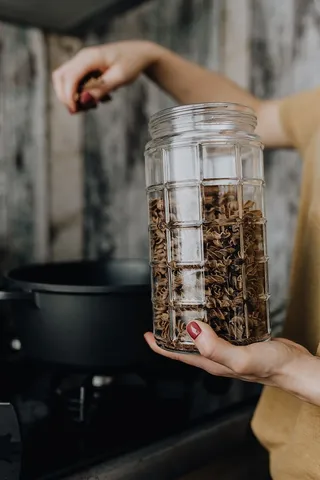 一个女人准备意大利面食的手