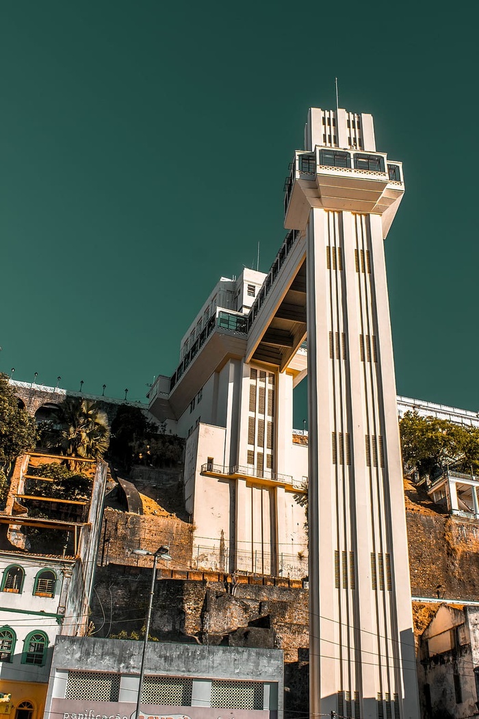 白色建筑的建筑摄影