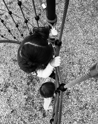 黑人和白人、孩子、女孩、小孩、孩子、玩耍、玩耍时间、攀登