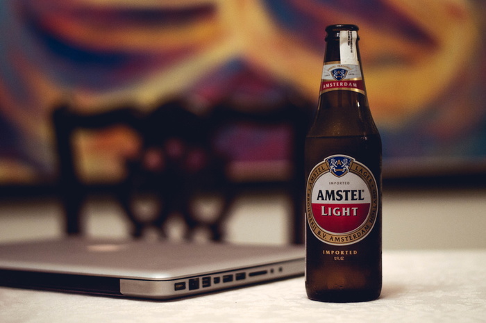 amstel淡啤酒，旁边，macbook，amstel，啤酒厂，饮料，笔记本电脑，电脑
