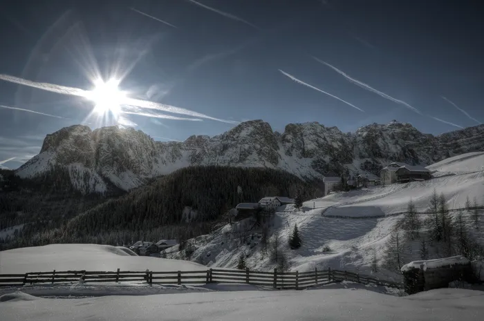 白雪覆盖的山图