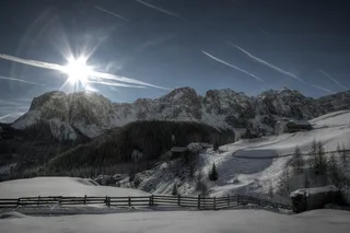 白雪覆盖的山图