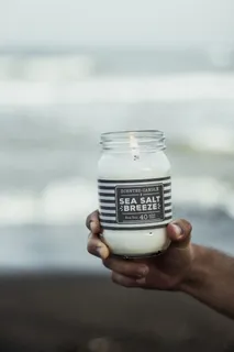 手持海盐风香烛照片