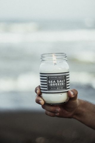 手持海盐风香烛照片