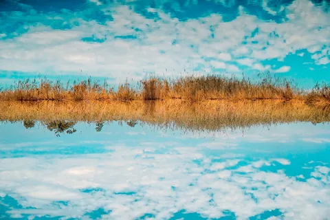 天空反射到水体的景观摄影 天空反射到水体的景观摄影