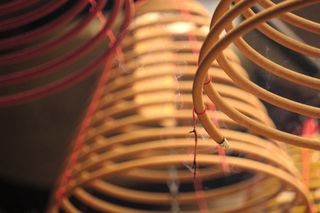 红色和黑色有线耳机