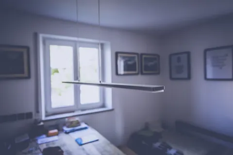 特写，摄影，吊灯，办公室，桌子，家庭办公室，笔记本电脑，风格