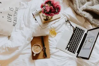 早上在床上喝咖啡。在床上工作