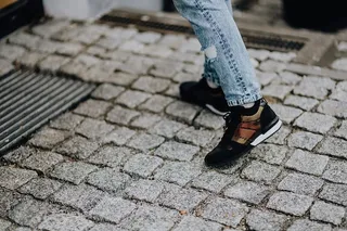 穿着黑色运动鞋和蓝色牛仔裤的女人