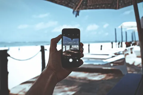 拿着灰色Iphone 6的人 拿着灰色Iphone 6的人