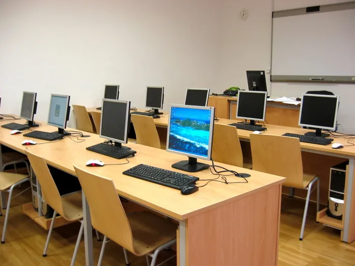 台式电脑，木制，办公桌，教室，电脑，学习，学习，在线学习