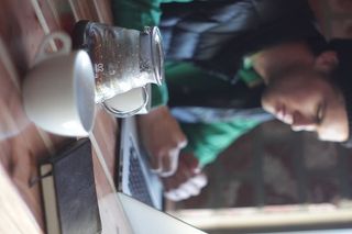 笔记本电脑前的男人