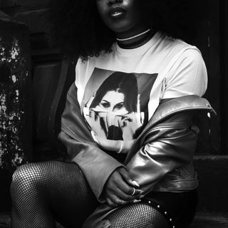 灰度照片，女性，穿着，白色，图案，圆领衬衫，博客，时尚